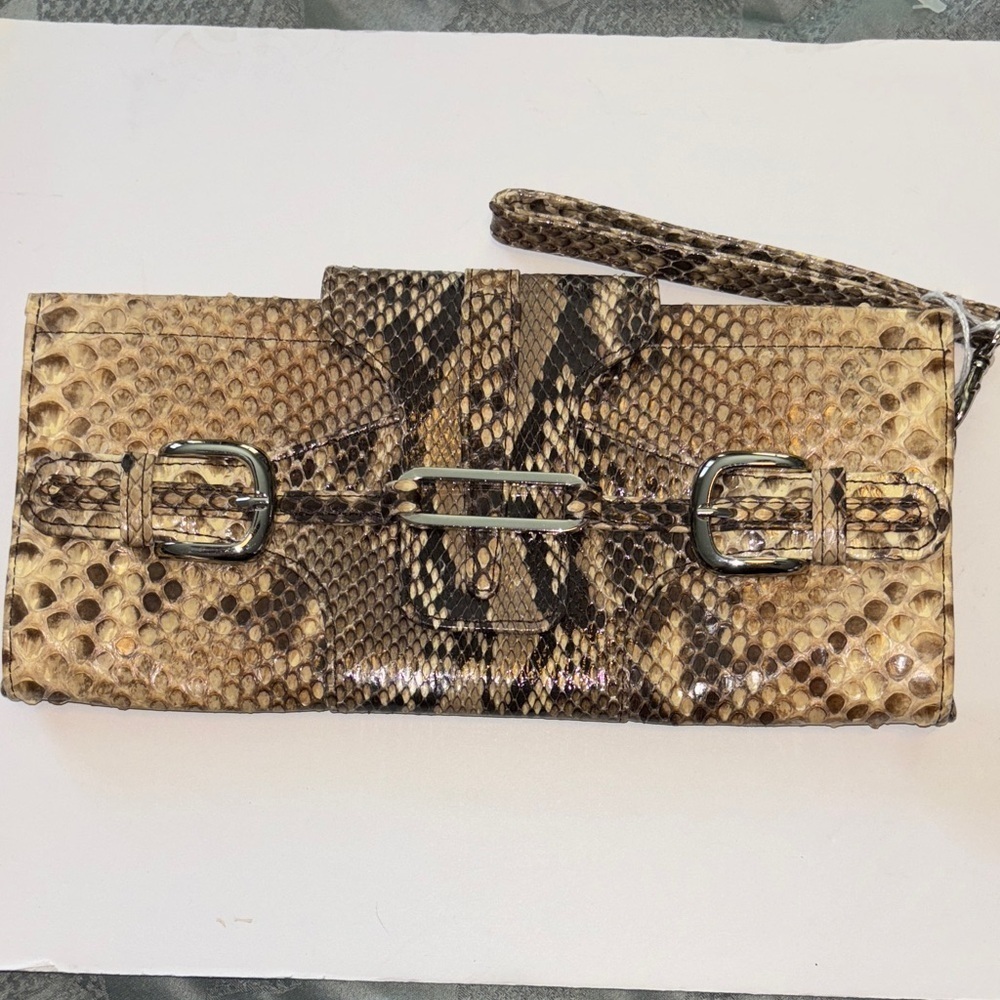 SNAKE SKIN CLUTCH SILVER HARDWARE WITH MATCHING WRISTLET
NO CALL OUTS NO TAGS